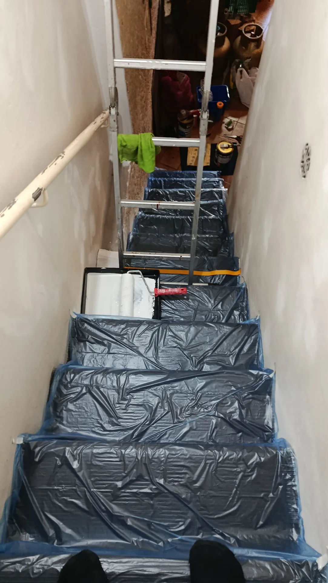 Escalones protegidos durante la pintura